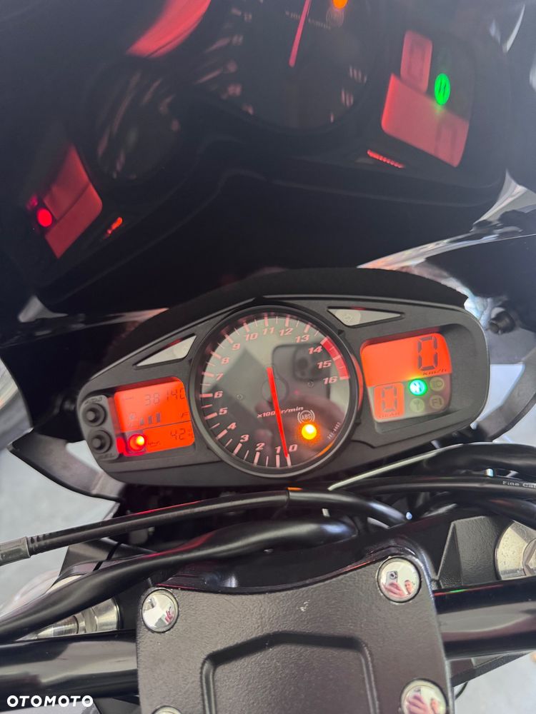 Suzuki GSR - 4