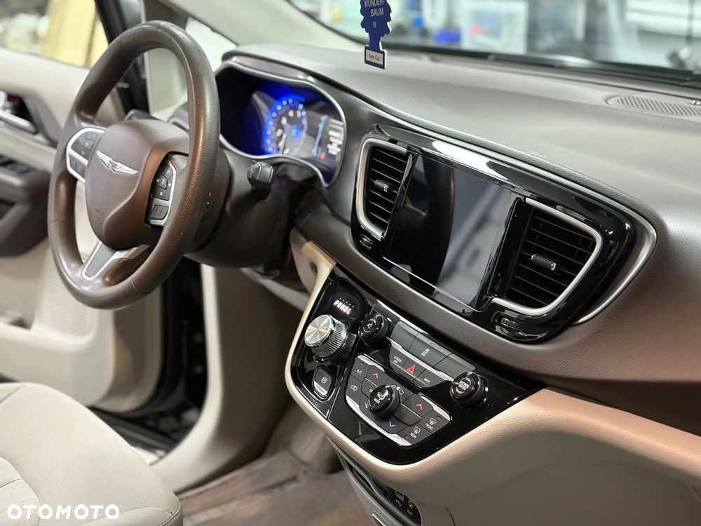 Chrysler Pacifica - 11