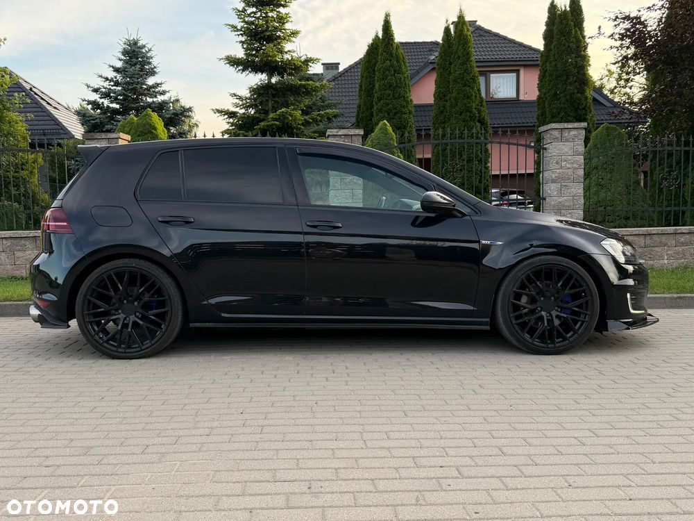 Volkswagen Golf - 1