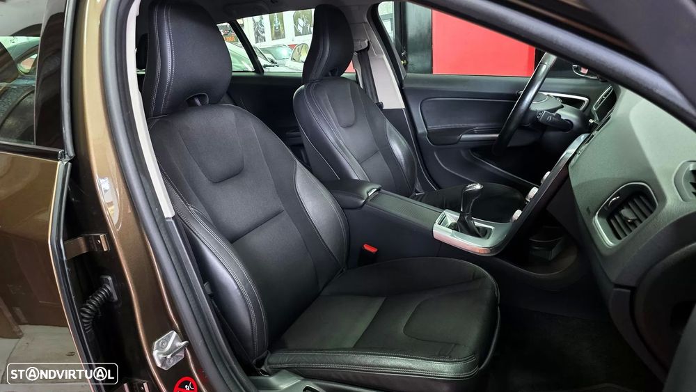 Volvo V60 Cross Country 2.0 D3 Momentum - 46