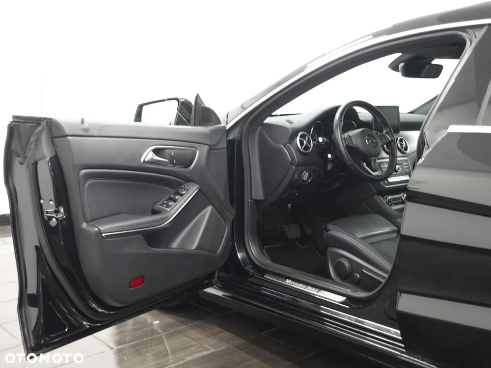 Mercedes-Benz CLA 180 7G-DCT - 18