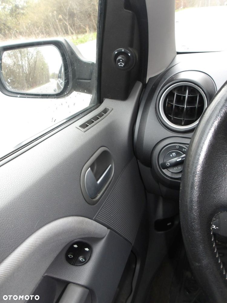 Ford Fiesta 1.4 Ghia - 27