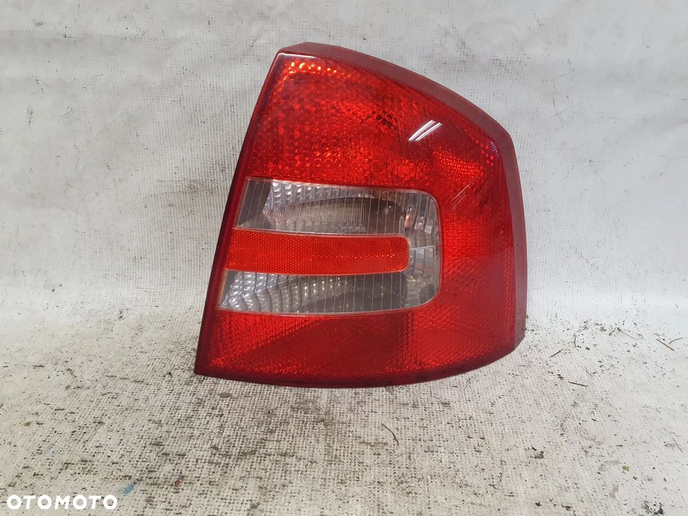 .  TYL TYLNA LAMPA PRAWA SKODA OCTAVIA 2 SEDAN