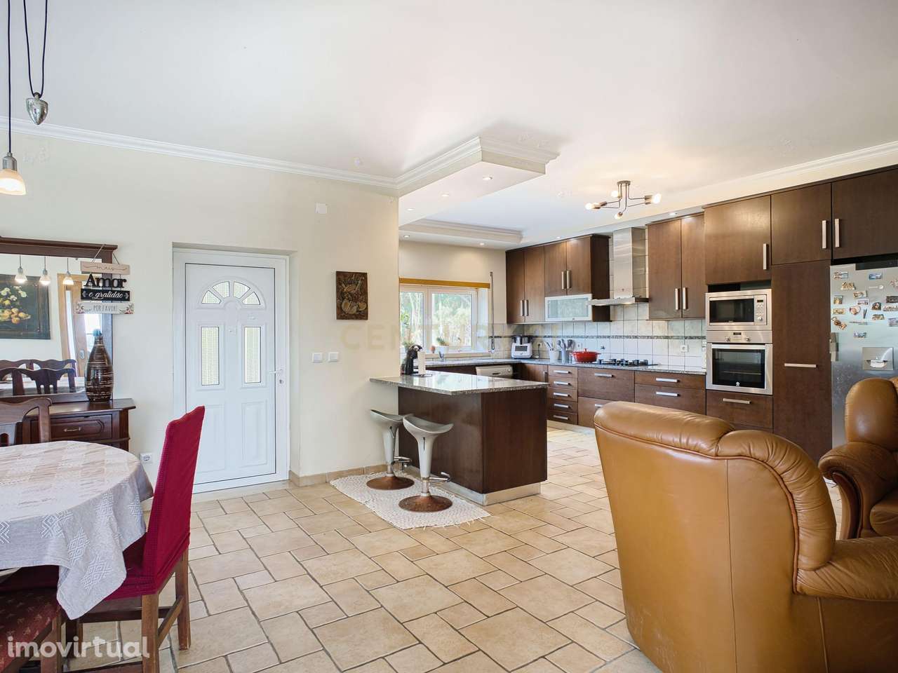 Moradia Térrea com Dois Pisos, Perfeita para Famílias e Convívios – Um - Grande imagem: 4/37