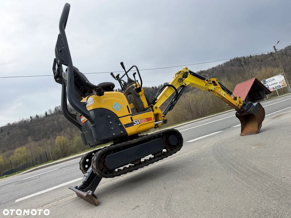 Yanmar SV08-1AS Japońska Minikoparka Koparka 1,1 tony. Maszyna jak Nowa. 2017rok. Pochodzi z Norweskiego Gospodarstwa Ogrodniczego! 2 łyżki. Rozsuwane Podwozie. Dokumentacja. Dodatkowe sekscje Hydrauliczne na młot lub wiertnice. Ani deka luzów czy wycieków. Szybkozłącze. Oryginalne łyżki Steelwrist! Skrętne ramię. OKAZJA Zadbana Maszyna! Bardzo oszczędny silnik Yanmar. Mocne pompy Hydrauliczne!! - 24
