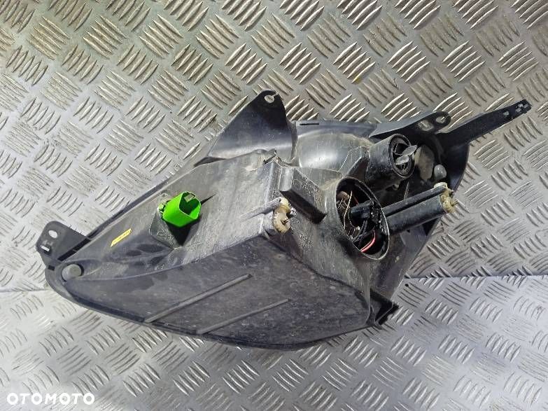 LAMPA PRAWA PRZEDNIA FORD FIESTA MK6 - 2