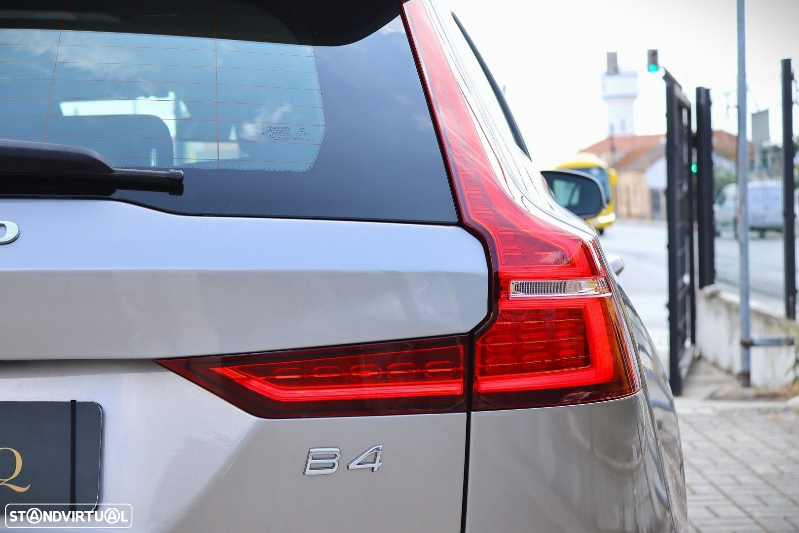 Volvo V60 2.0 B4 Momentum Geartronic - 12