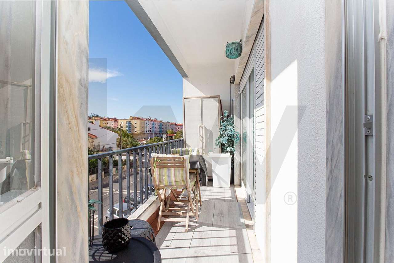 Apartamento T2 Bairro São Carlos Varanda Mem Martins Renovado