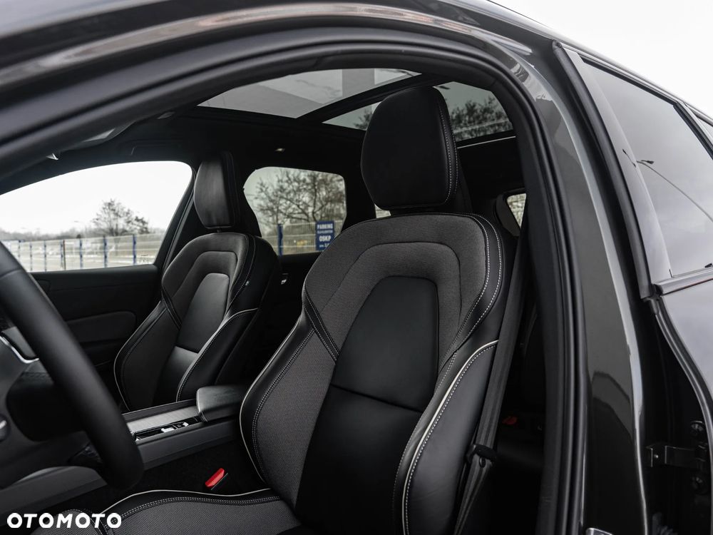 Volvo XC 60 B4 B Plus Dark - 24
