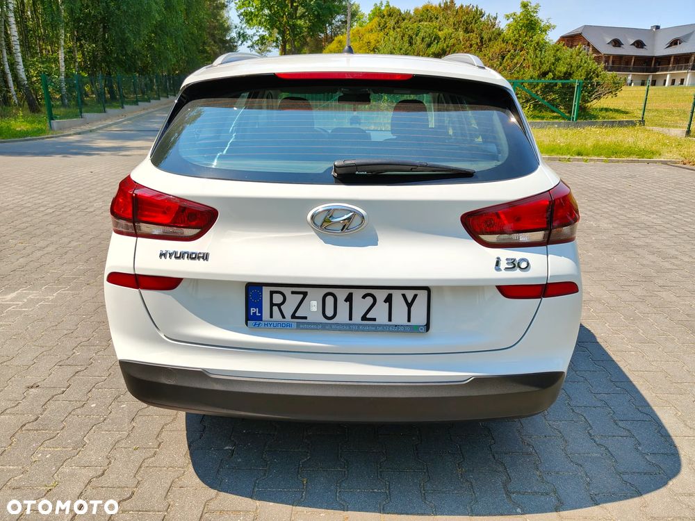 Hyundai i30 1.6 D Classic + - 8