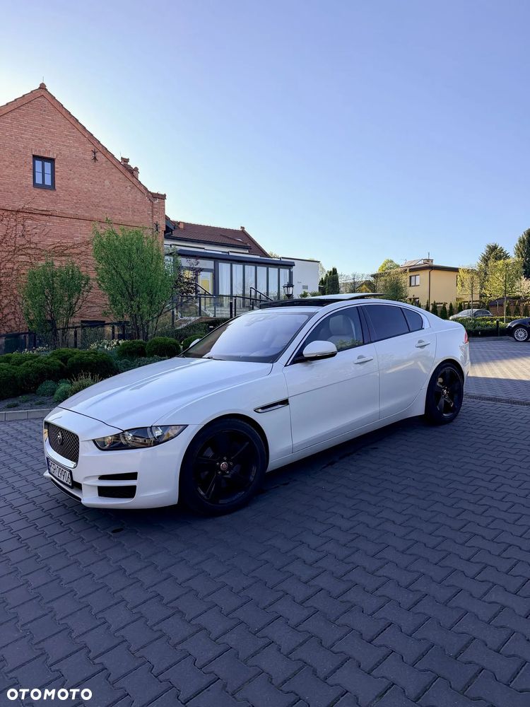 Jaguar XE 25t AWD Prestige - 11