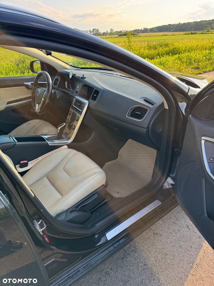 Volvo V60 D6 AWD Plug-in Hybrid Summum - 6