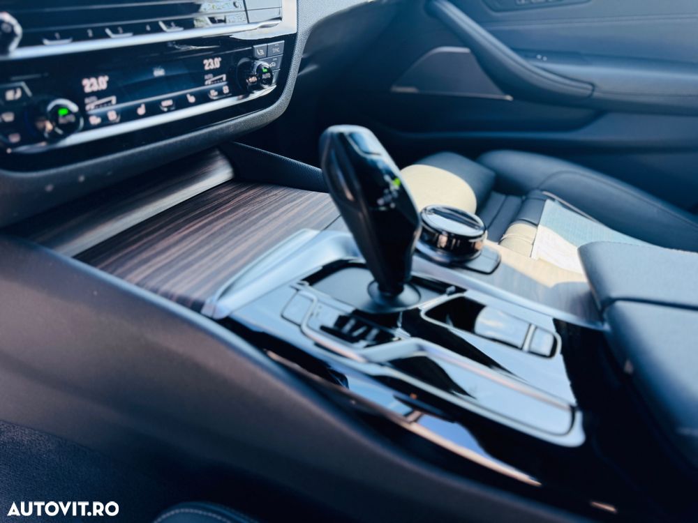 BMW Seria 5 530d xDrive Touring Aut. Luxury Line - 31