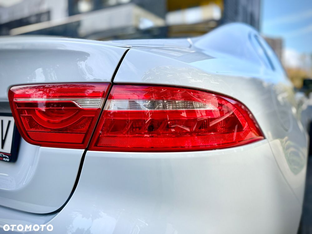 Jaguar XE 2.0 D R-Sport - 21
