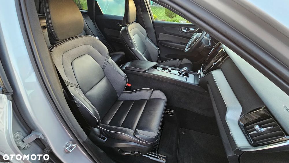 Volvo XC 60 B4 D AWD Plus Dark - 19