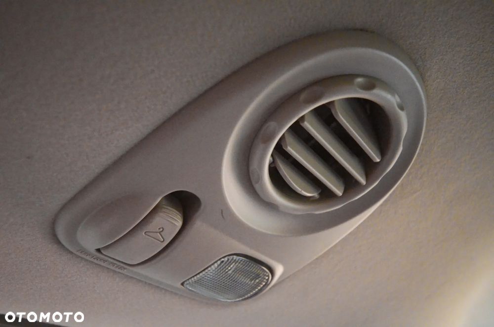 Chrysler Grand Voyager 3.3L LX - 32