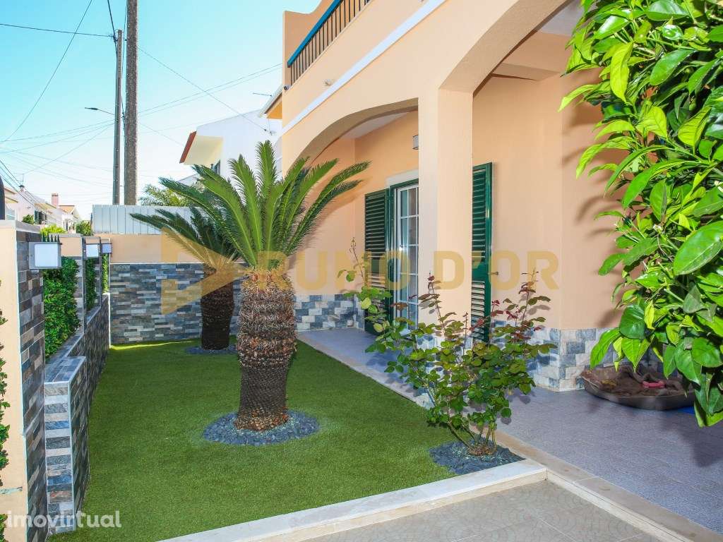 Viva com Conforto: Moradia T4 Espaçosa no Carregado com Garagem e L... - Grande imagem: 4/54