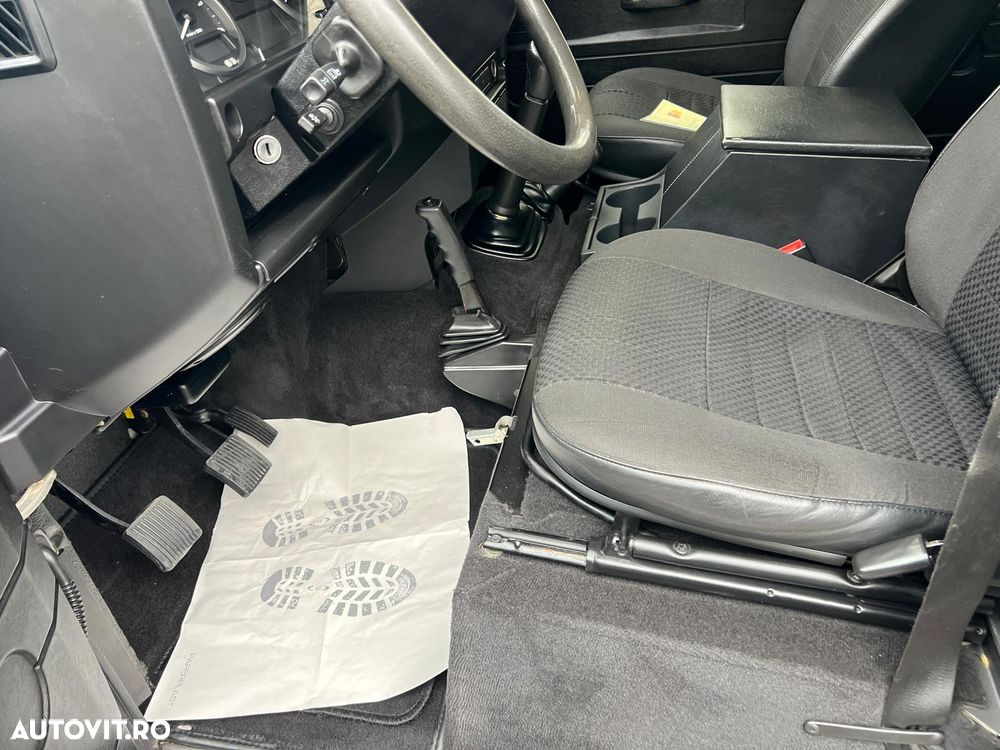 Land Rover Defender 110 2.4I SE - 9