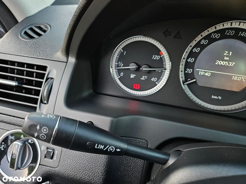 Mercedes-Benz Klasa C 200 CGI BlueEFFICIENCY Elegance - 26
