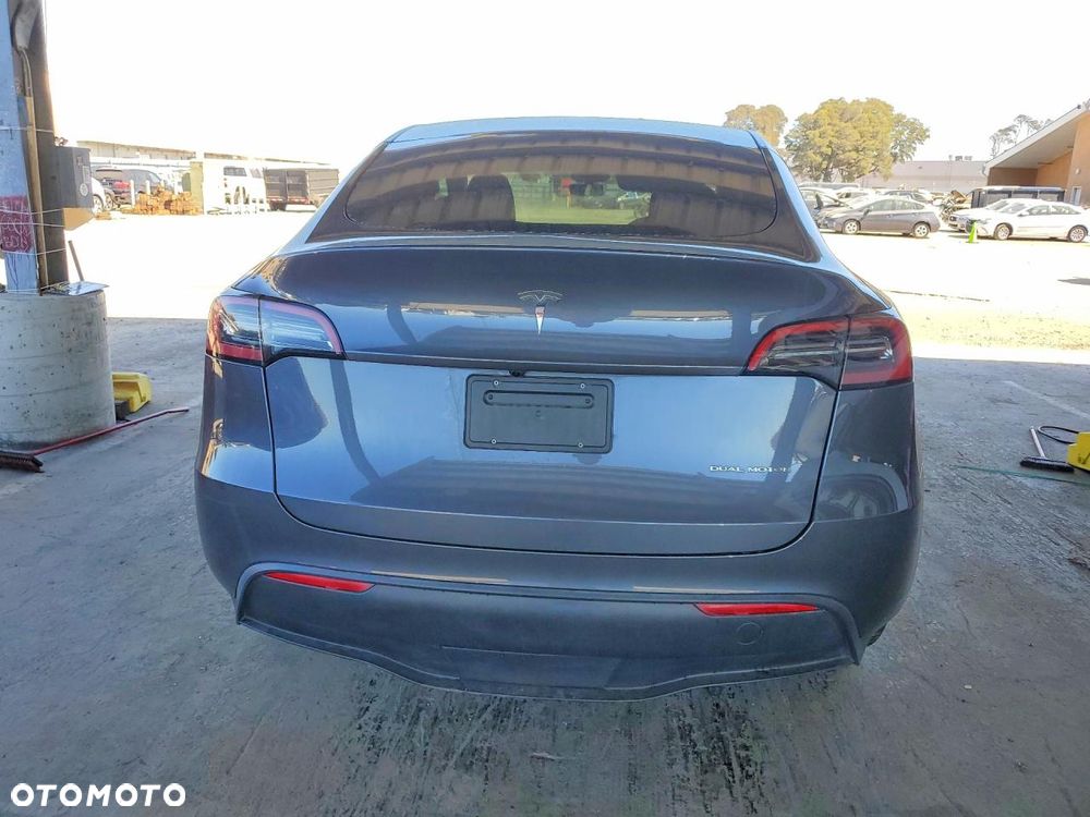 Tesla Model Y Long Range AWD - 6