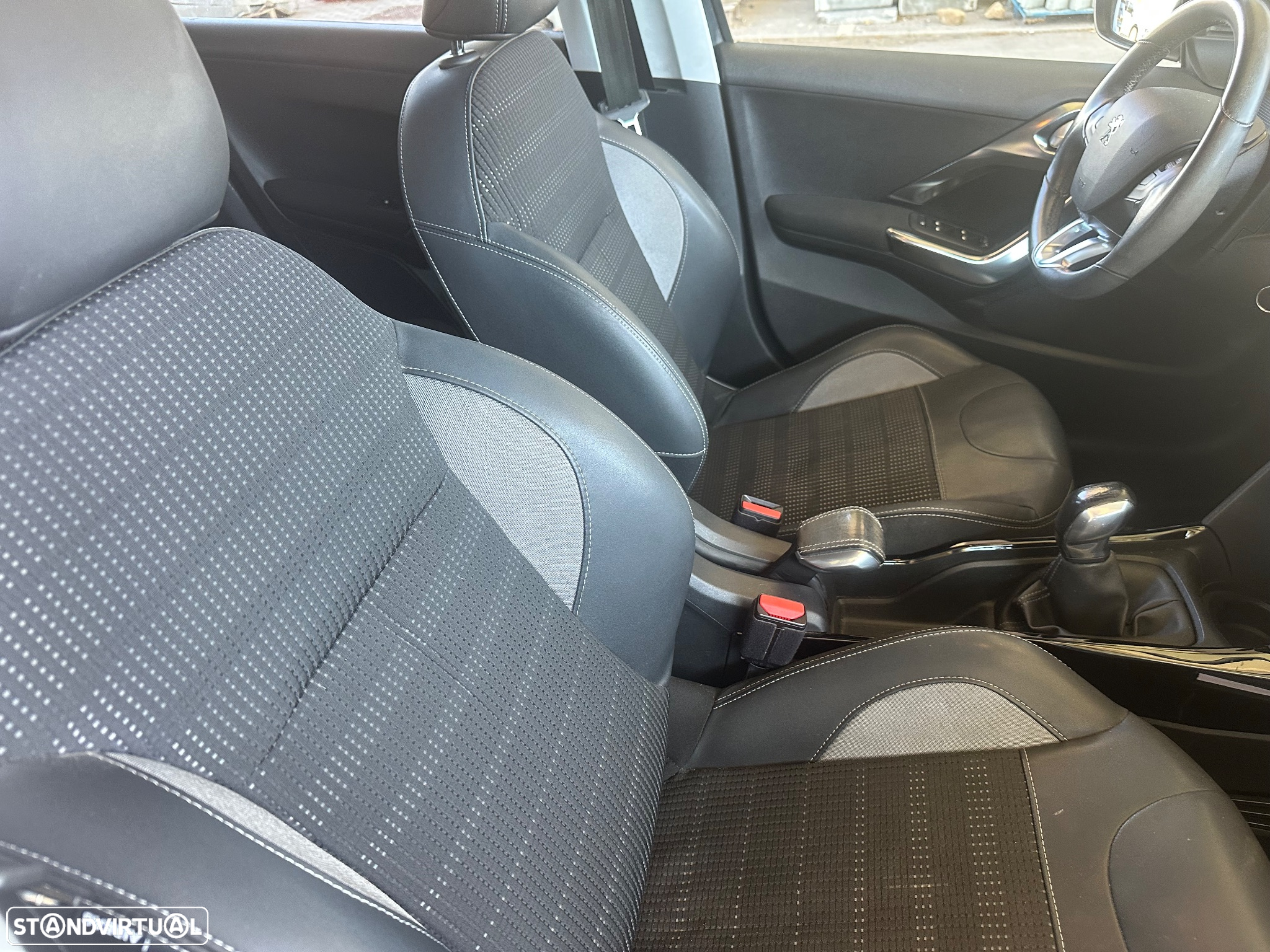Peugeot 2008 1.6 BlueHDi Allure - 31