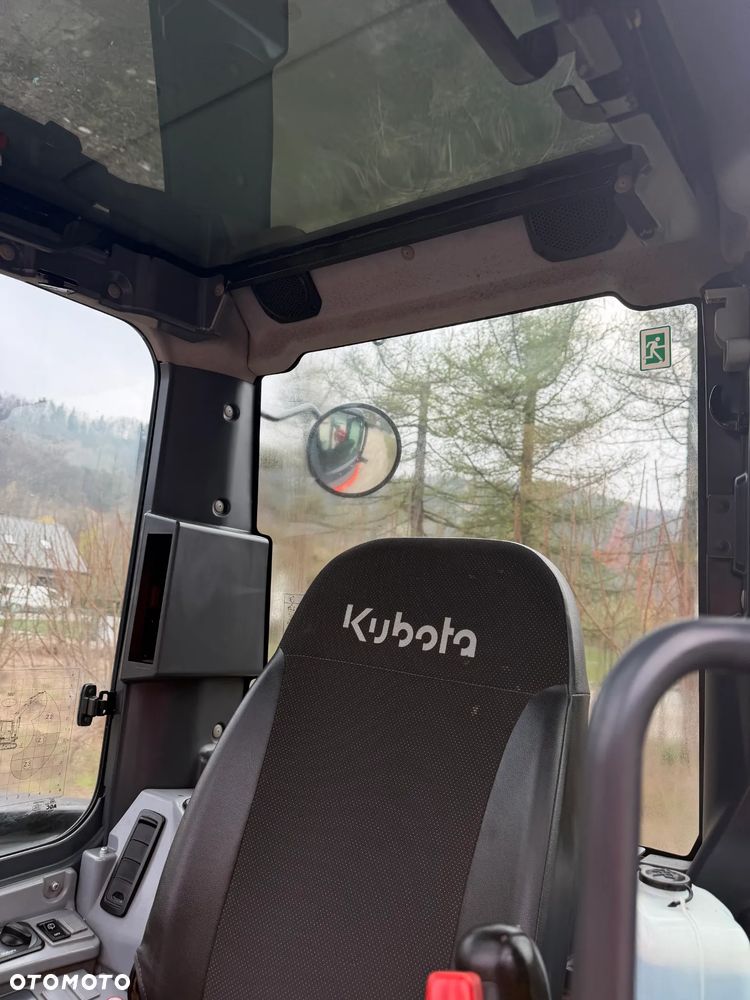 Kubota U55-4. koparka 5,5 tony. 2016 rok. 2300 mtg! KLIMATYZACJA. Długie ramie plus! 3sekcje Hydrauliczne. zamki na tłokach. Koparka Jak nówka sztuka. Zadbana zero zużycia. Z gospodarstwa Norweskiego. Zmiana łyżek Hydrauliczna. LENHOFF. Ani deka luzów wycieków. Szybka wolna jazda. Gąski perfekt stan. OKAZJA TANIO. Aktualna Dekra. Po serwisach eksploatacyjnych. Mocny silnik Kubota 4 cylindry! Zamki na tłokach. Wielka Okazja - 36