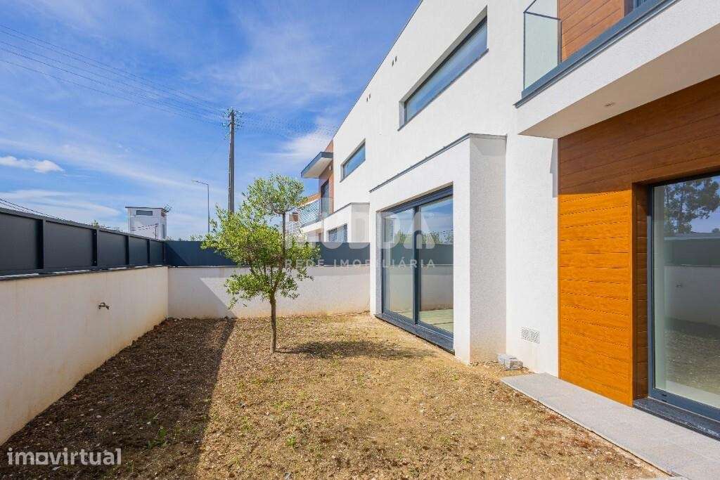 Moradia T4 com Design Contemporâneo e Acabamentos Premium - Grande imagem: 4/35