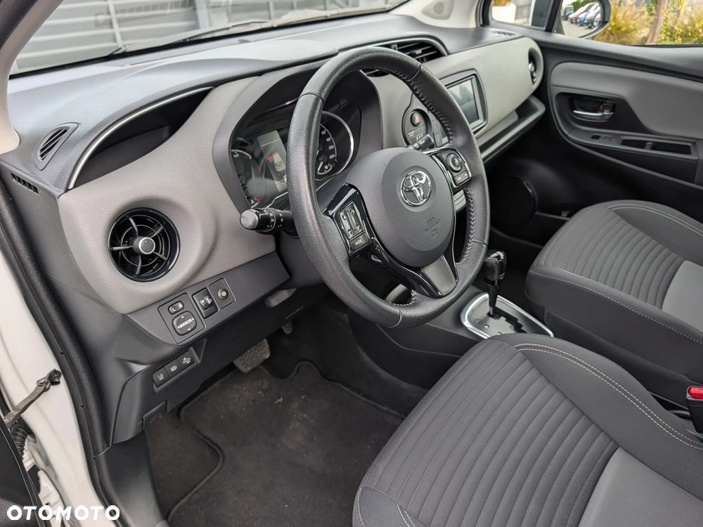 Toyota Yaris Hybrid 100 Premium - 14