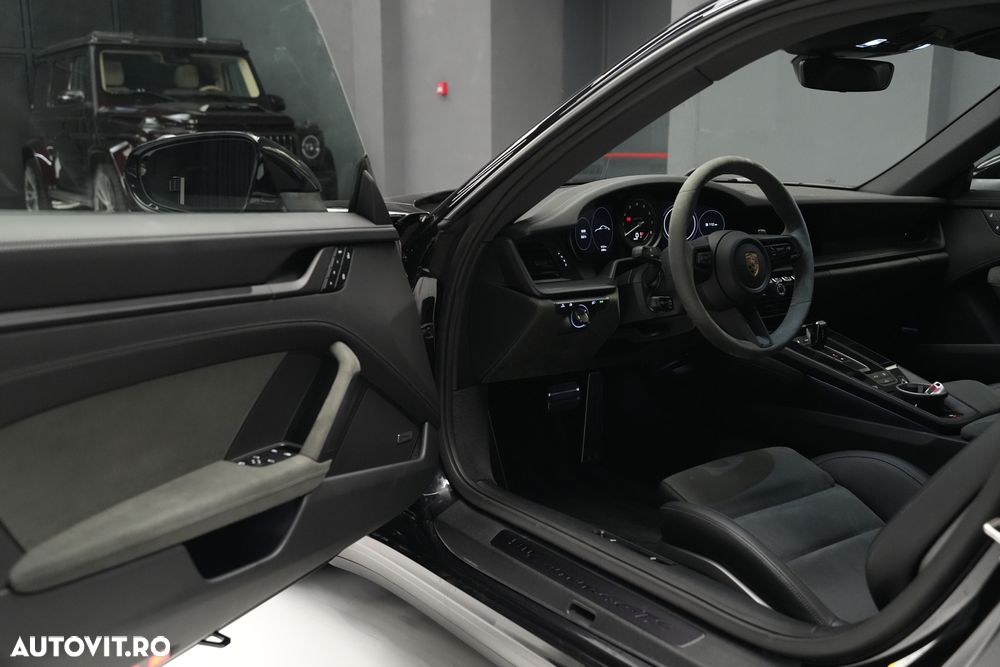 Porsche 911 Carrera 4 GTS PDK - 8