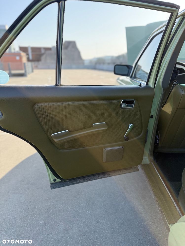 Mercedes-Benz W123 - 19