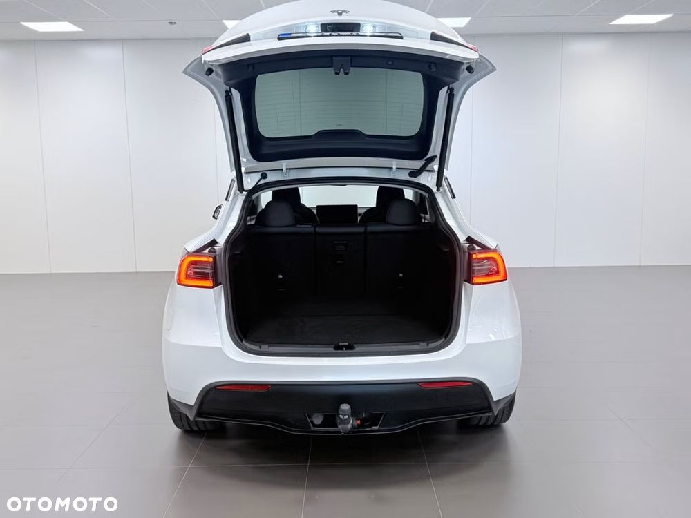 Tesla Model Y Long Range AWD - 11