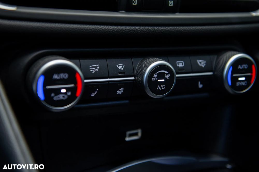 Alfa Romeo Giulia 2.0 Turbo AWD AT8 Veloce - 29