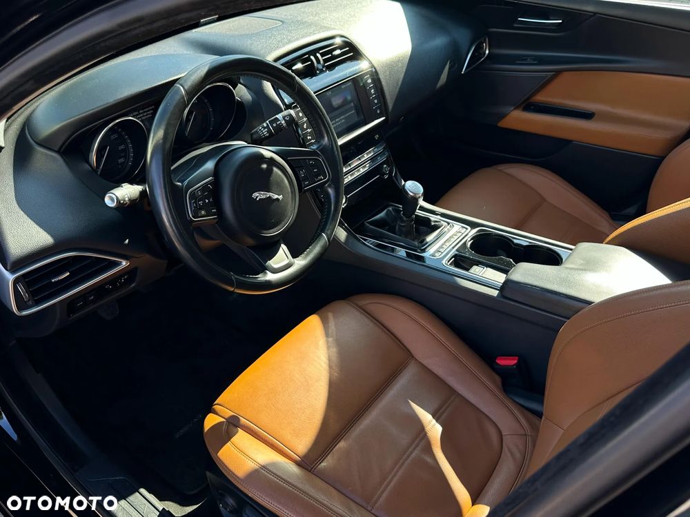 Jaguar XE 2.0 D R-Sport - 18