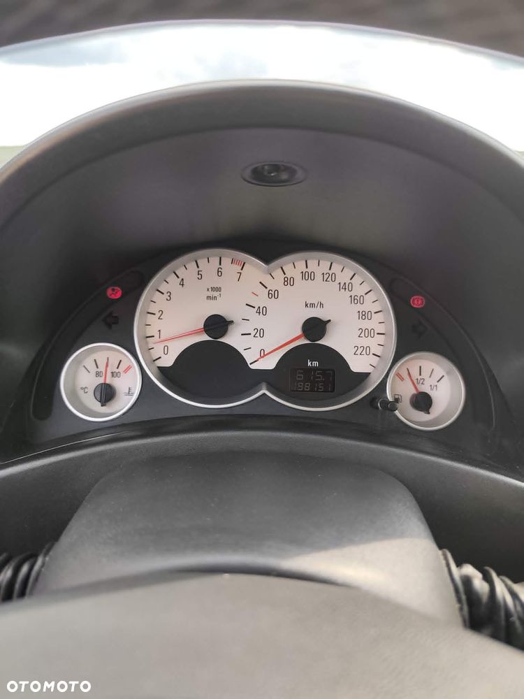 Opel Corsa 1.8 16V GSI - 12