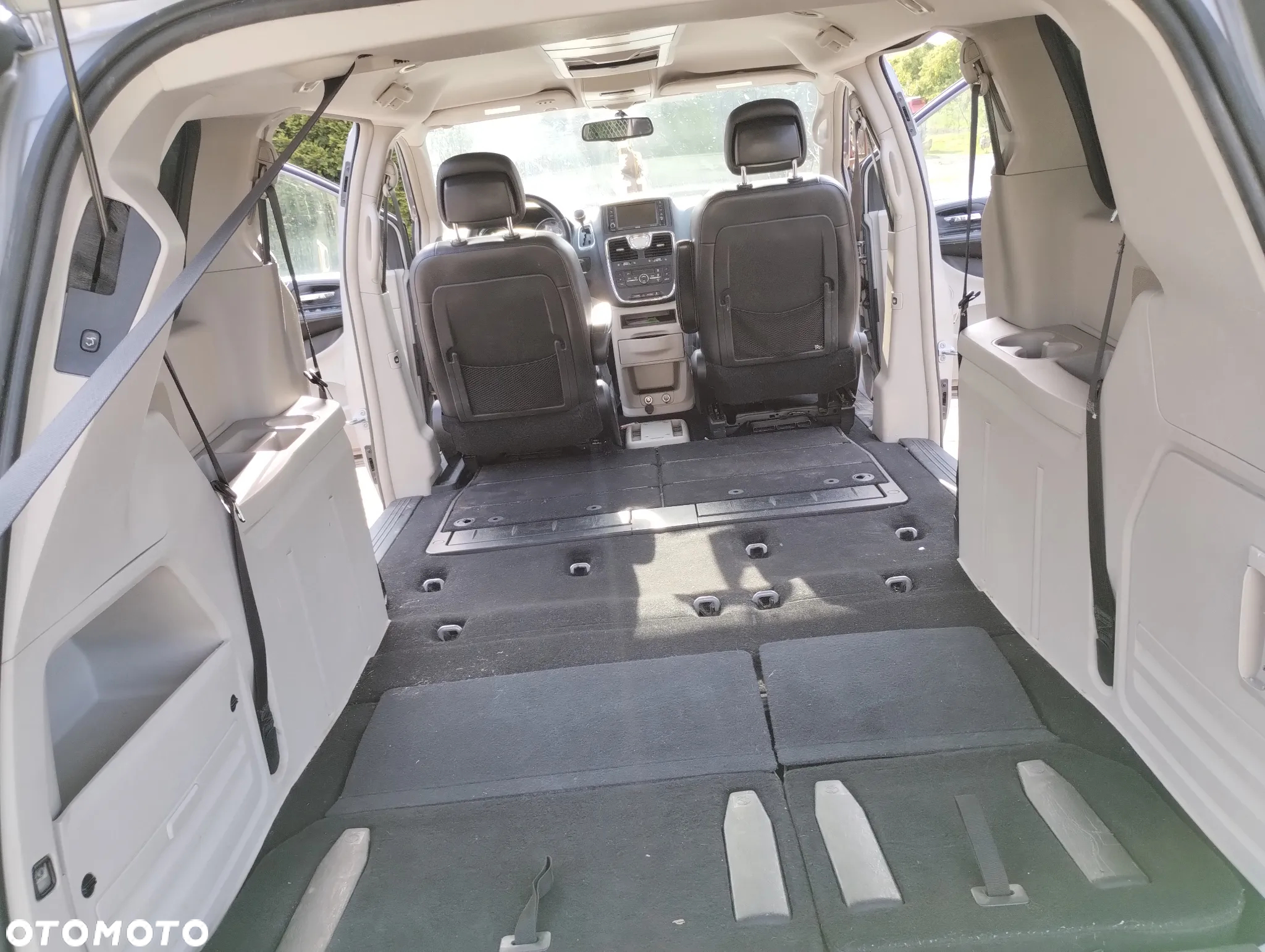 Chrysler Town & Country - 22