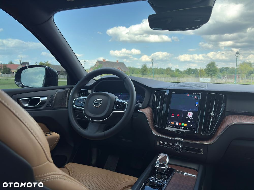 Volvo XC 60 B5 B AWD Ultimate Dark - 17