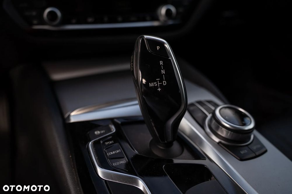 BMW Seria 5 520d Luxury Line - 14