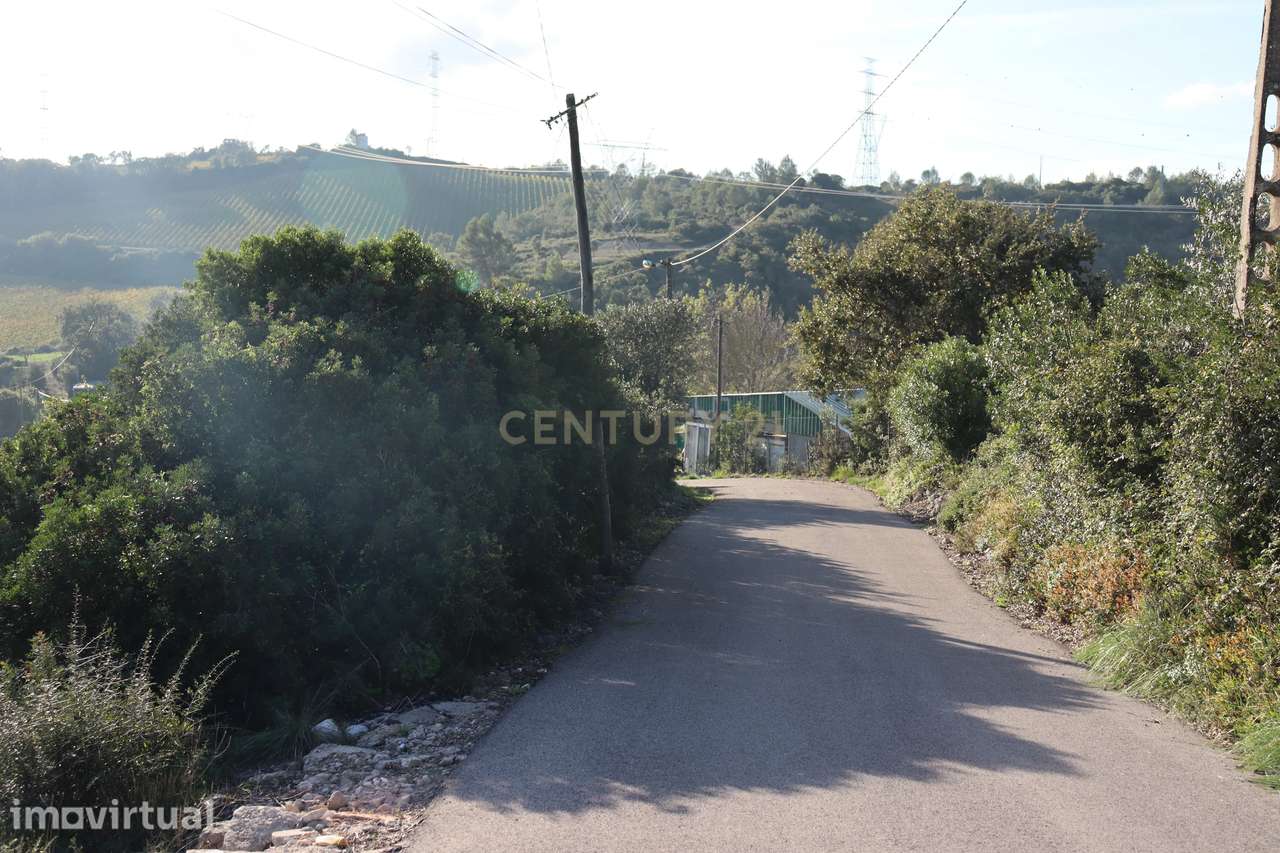 Terreno urbano com casa em ruína na Bemposta, Bucelas - Grande imagem: 3/23