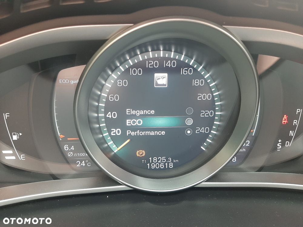 Volvo V40 D3 Geartronic RDesign - 18