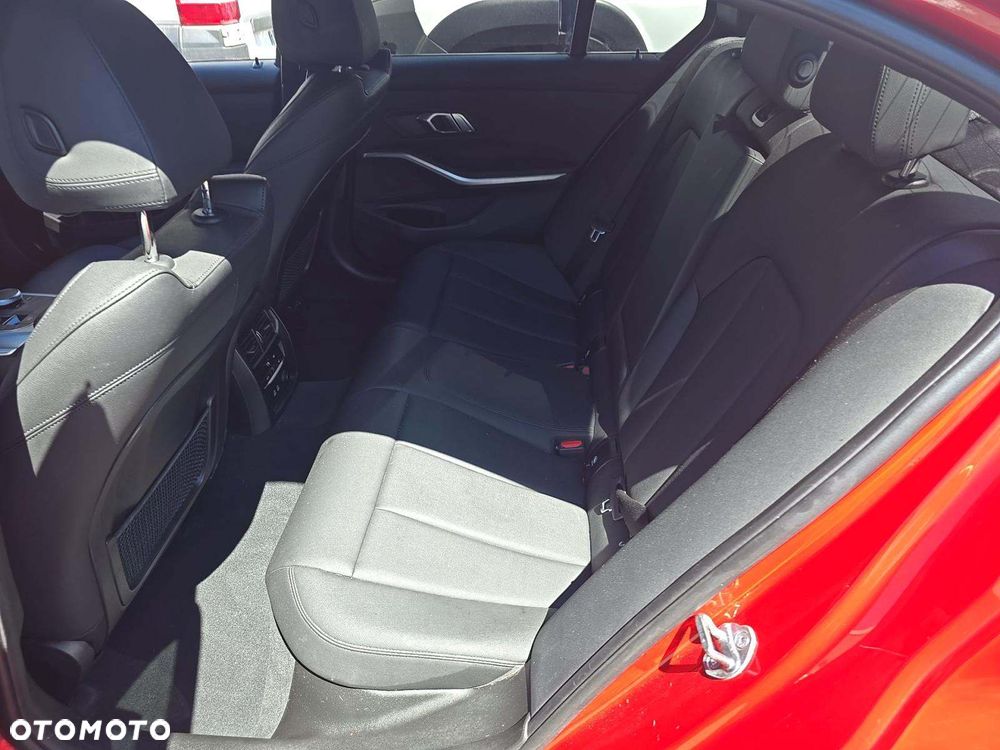 BMW Seria 3 330i xDrive M Sport - 10