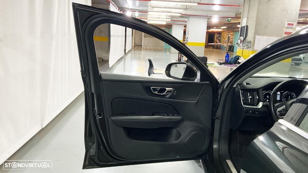 Volvo V60 2.0 T4 Momentum Plus - 23