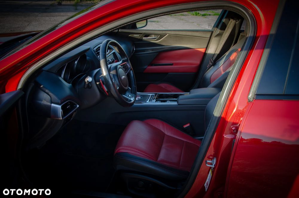 Jaguar XE - 11