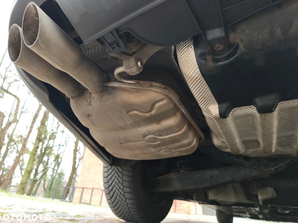 Volkswagen Passat 2.0 TDI DPF Highline - 23