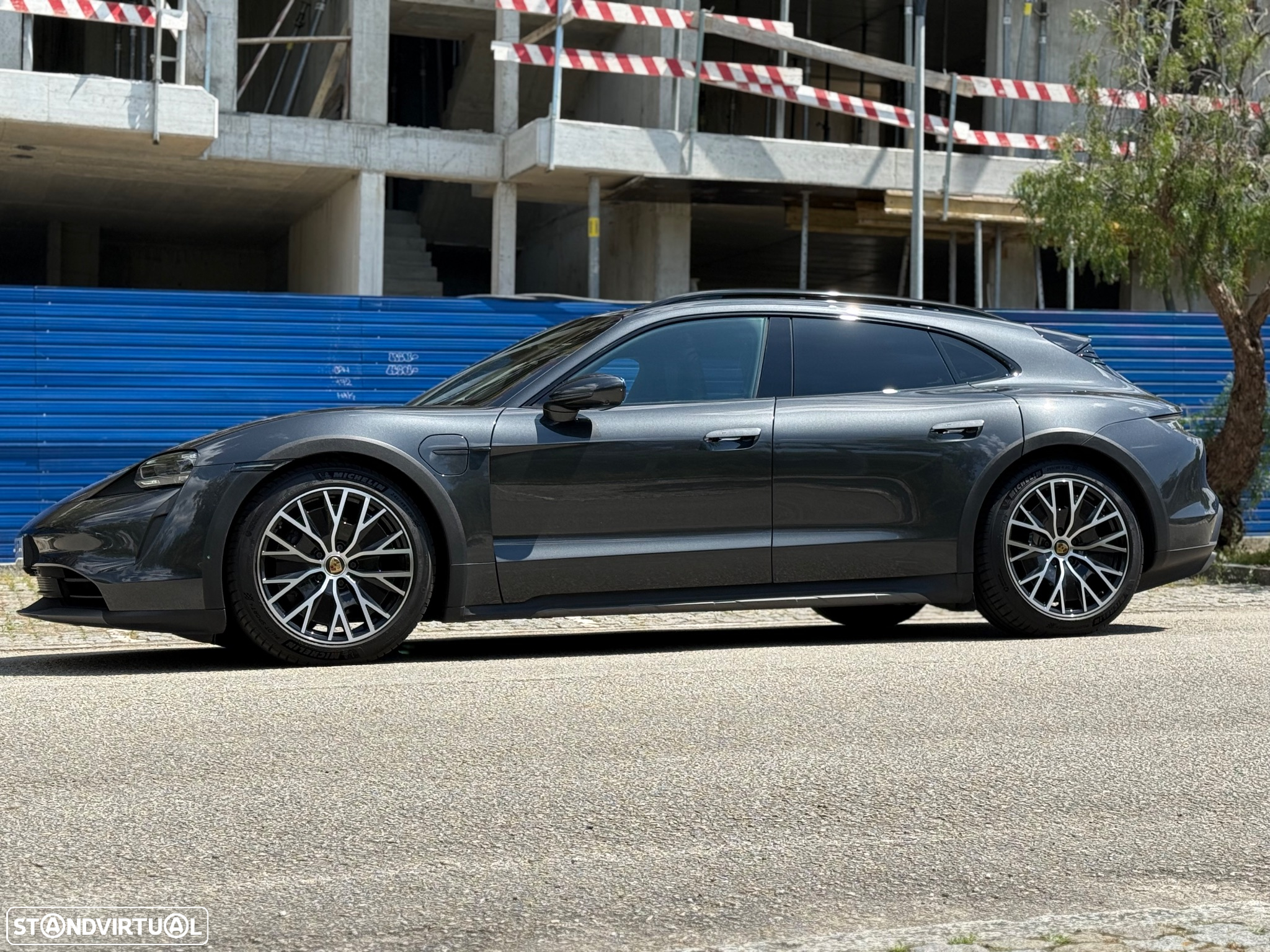 Porsche Taycan Cross Turismo 4 - 17
