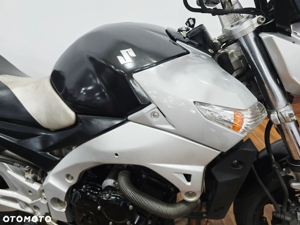Suzuki GSR - 13