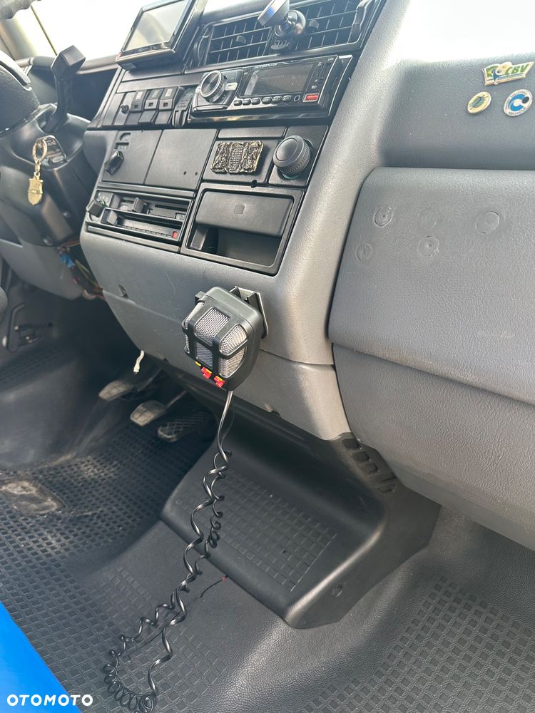 Volkswagen Caravelle - 13