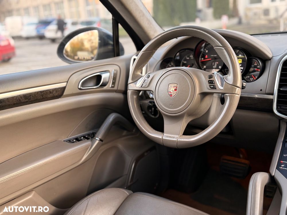 Porsche Cayenne 3.0 L V6 - 8