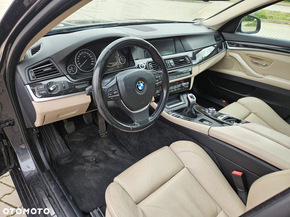 BMW Seria 5 525d - 28