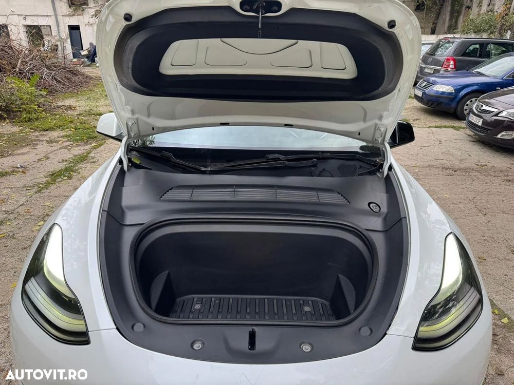 Tesla Model Y Long Range - 29
