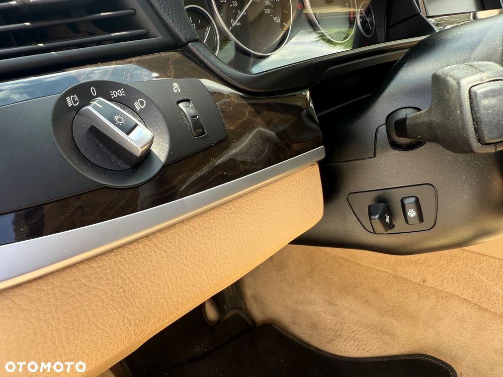BMW Seria 5 528i xDrive Sport-Aut Luxury Line - 27